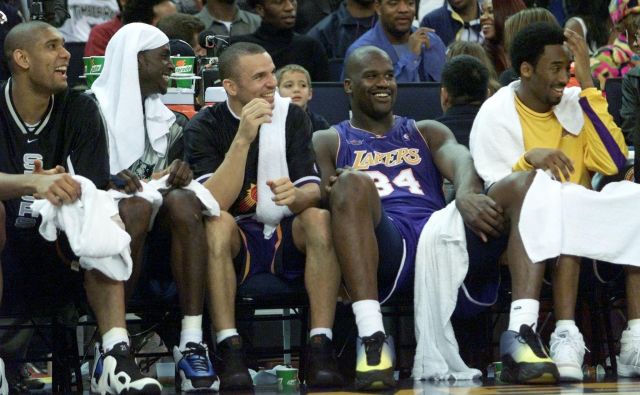 Tim Duncan (levo), Kevin Garnett (ob njem) in Kobe Bryant desno) med enim od skupnih nastopov na tekmah All-Star NBA. Med njimi Jason Kidd in Shaquille O&#39;Neal. FOTO: Reuters