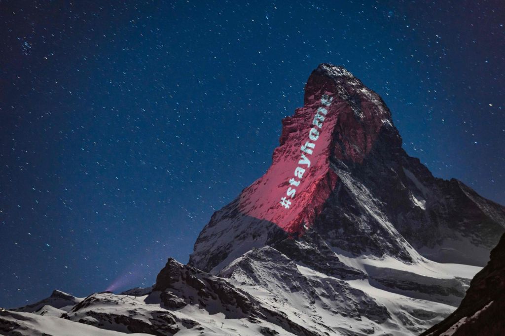 FOTO:Osvetljeni očak alpinizma kot platno s sporočili upanja