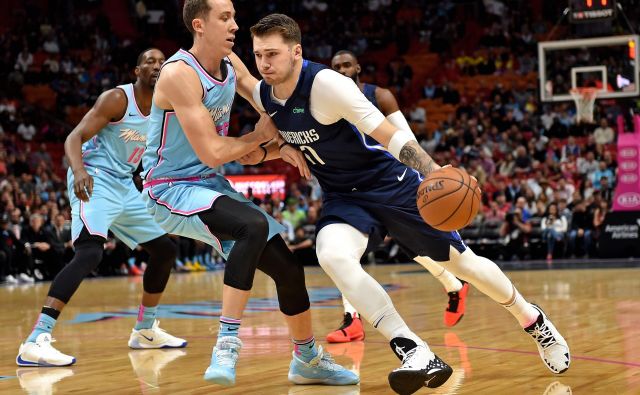 Luka Dončić (desno) bo še vsaj mesec dni brez treningov in tekmovalne košarke. FOTO: Usa Today Sports