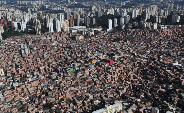 Favele so zelo gosto poseljene, zaradi česar je težko ohranjati socialno distanco, problem je tudi osnovna sanitarna infrastruktura. Foto: Reuters