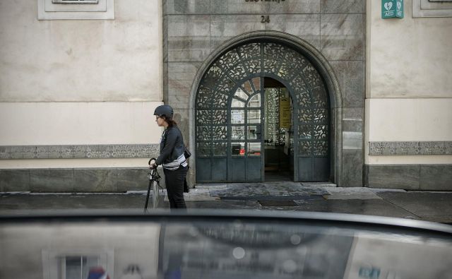 Zavod za zdravstveno zavarovanje bo imel po predvidenih treh mesecih epidemije okoli 100 milijonov evrov primanjkljaja. Foto Blaž Samec