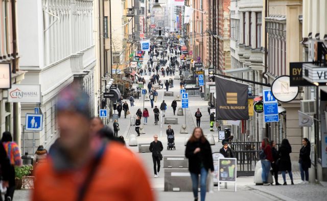 Stockholmska ulica konec marca, ko je večina evropskih držav uvedla strogo omejitev gibanja. Foto: Reuters