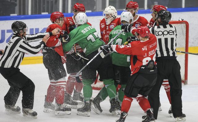 Za akterje vodilnih dveh slovenskih hokejskih klubov, med katerimi je bil tudi francoski vratar Antoine Benvalot, se je sezona končala brez izločilnih bojev in odločitve o prvaku AHL in DP. FOTO: Jože Suhadolnik/Delo