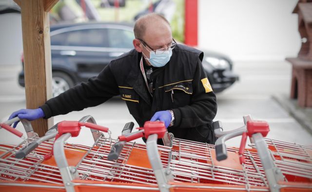 Korona virus je do konca razburkal tudi slovensko trgovino. FOTO Uroš Hočevar/Delo