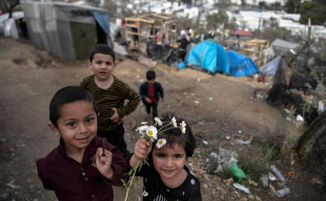 Otroci v prenapolnjenem begunskem taborišču Moria na otoku Lezbos. FOTO: Louisa Gouliamaki/AFP