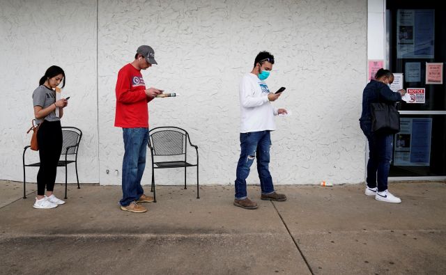 Čakanje na registracijo brezposelnosti v arkansaškem Fayettevillu<br />
FOTO: Nick Oxford/Reuters
