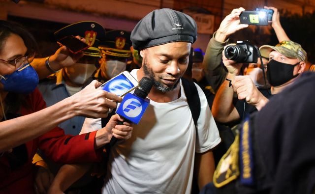 Dober mesec je Ronaldinho prebival v zaporu, kjer so ga drugi zaporniki sprejeli z velikim navdušenjem, po plačilu varščine pa bo na sodni razplet čakal v hotelu v Asuncionu. FOTO: AFP