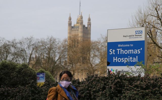 V londonski bolnišnici St Thomas&#39; Hospital so Johnsonu zaradi covida-19 dali kisik, ni pa potreboval pomoči pri dihanju. FOTO: Isabel Infantes/AFP