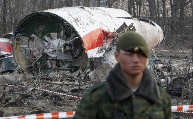 Pred desetimi leti je blizu Smolenska v strmoglavljenem poljskem vladnem letalu Tu-154 umrlo vseh 96 potnikov in članov posadke. FOTO: Reuters