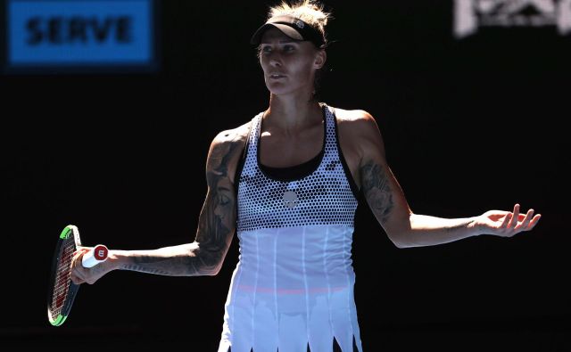 Letošnjo sezono je Polona Hercog začela uvrstitvijo v 2. kolo odprtega prvenstva Avstralije, in tudi z bolečinami v hrbtu. FOTO: Reuters