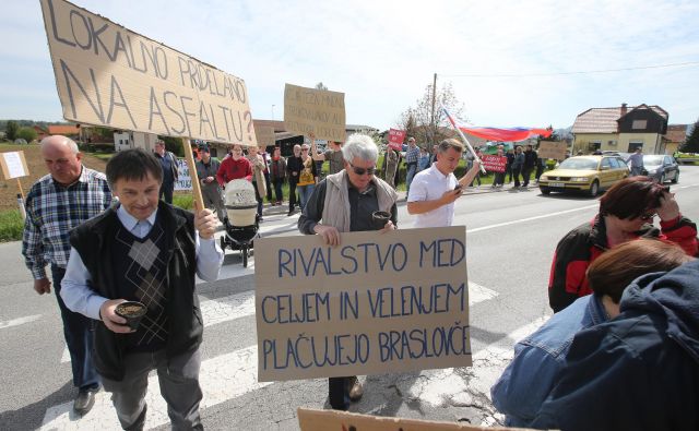 Protest krajanov pri Braslovčah, kjer je predvidena trasa nove hitre ceste, 22. aprila 2015. FOTO: Igor Zaplatil/Delo