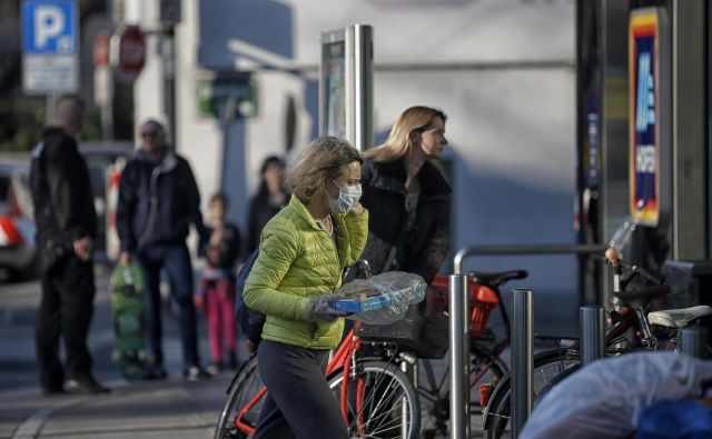 Na ministrstvu za zdravje, kot vse kaže, razmišljajo le o nadzoru gibanja tistih, ki bi jim bila odrejena karantena ali izolacija zaradi bolezni. FOTO: Blaž Samec