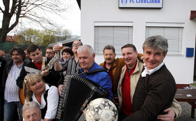 Med preprostimi ljudmi in navijači se je Marko Elsner (desno) vedno odlično počutil. FOTO: Matej Družnik/Delo