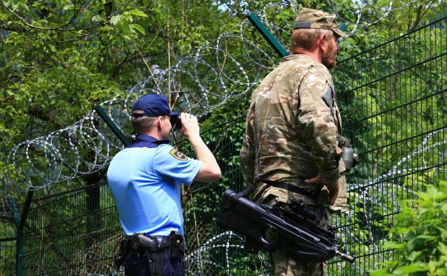 Ne glede na (ne)podelitev policijskih pooblastil pripadnikom Slovenske vojske ti že podpirajo policijo pri preprečevanju nezakonitih migracij, in sicer dnevno z zmogljivostjo v velikosti dveh pehotnih čet, kar je do 180 pripadnikov Slovenske vojske v dveh izmenah. FOTO: Tomi Lombar