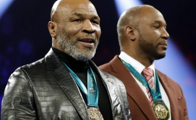 Mike Tyson (levo) je skupaj z nekdanjim tekmecem Lennoxom Lewisom pred slabima dvema mesecema v Las Vegasu prejel posebno priznanje združenja WBC. FOTO: Reuters