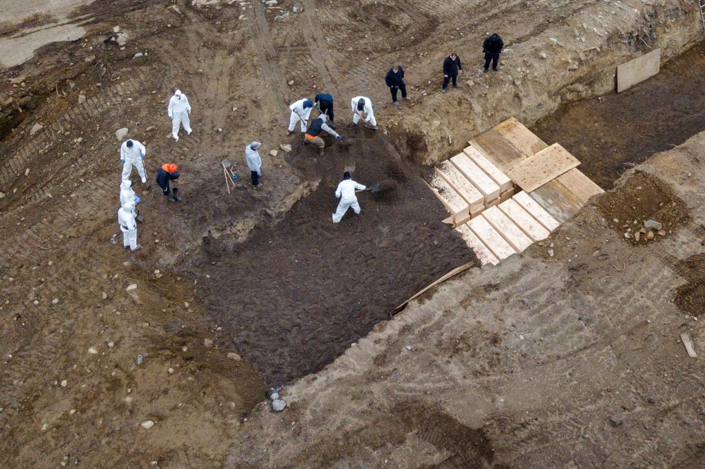 Žalostne podobe z otoka Hart: žrtve koronavirusa pokopavajo v množično grobišče