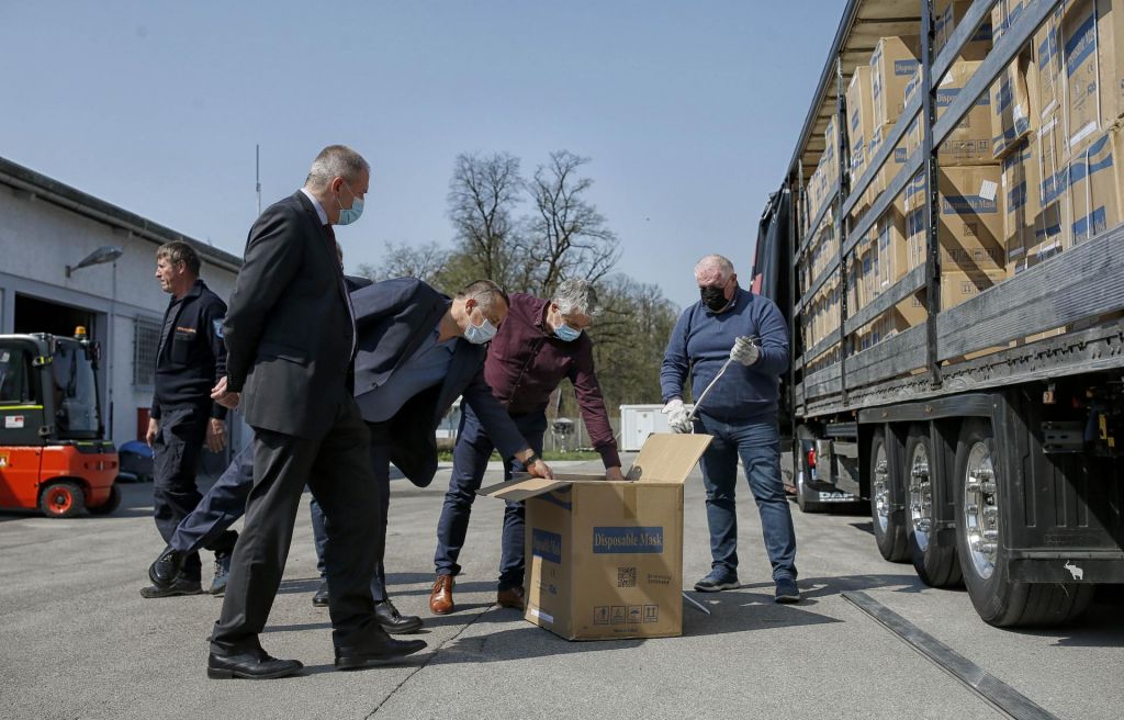 FOTO:Za 20 tonami še sedemtonska pošiljka zaščitne opreme