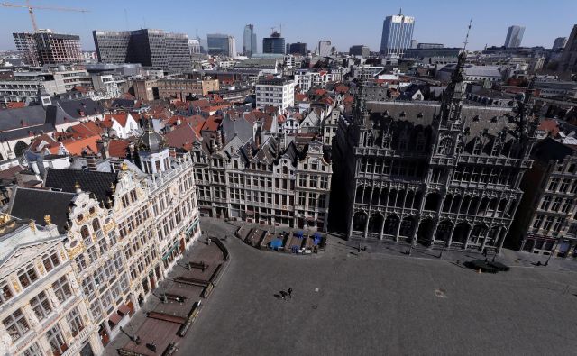 Znameniti bruseljski trg Grand Place povsem sameva. FOTO: Reuters
