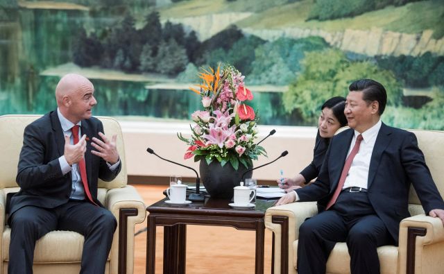 Predsednik Fife Gianni Infantino in kitajski predsednik Xi Jinping med pogovorom. FOTO: Reuters