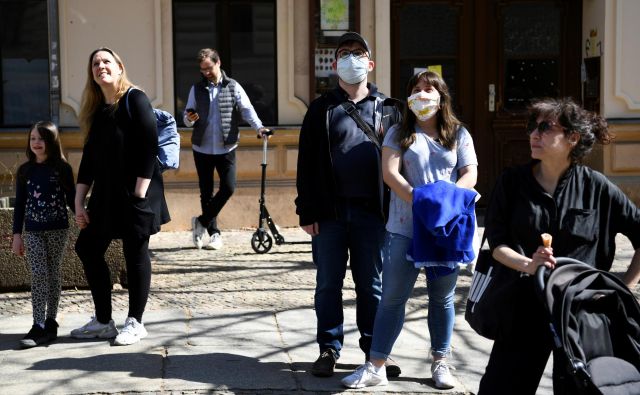 Z inštituta za javno zdravje Robert Koch so danes sporočili, da se epidemija v Nemčiji umirja, da pa še ne morejo reči, da je pod nadzorom. FOTO: Reuters