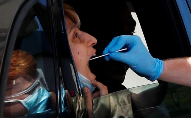 Na Otoku je test za koronavirus možno opravičiti za volanom svojega avtomobila. Foto: REUTERS/Peter Nicholls