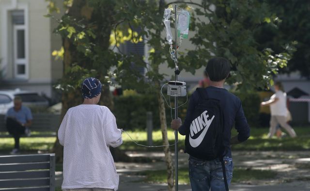 Zagotovo bomo premagali bolezen, ki jo povzroča novi koronavirus. Tudi glede raka so napovedi dobre, a manj obetavne kot za covid-19. FOTO: Blaž Samec