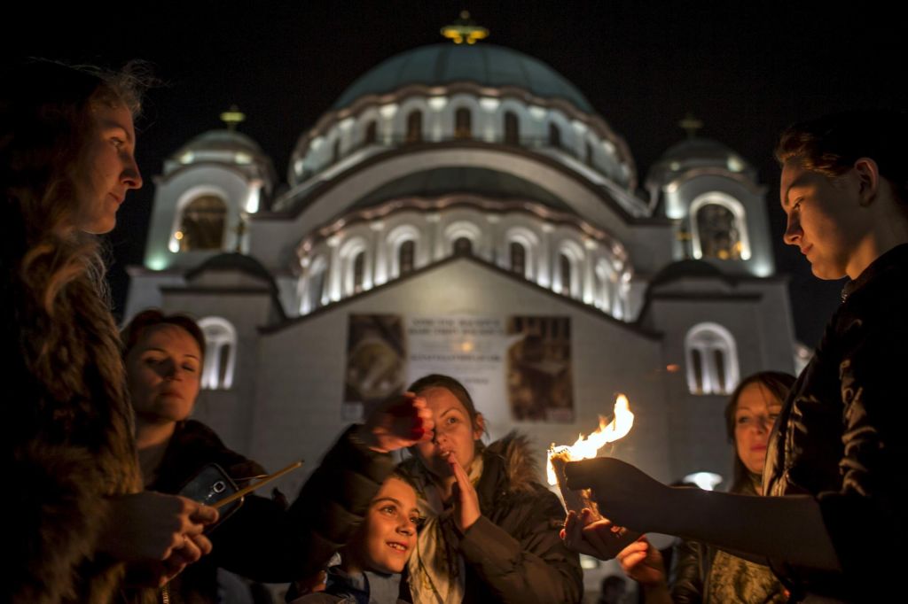 FOTO:Pravoslavna cerkev z glavo skozi virus
