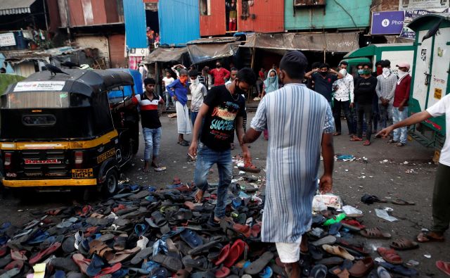 Za delovnimi migranti, ki so protestirali pri železniški postaji v Mumbaju, je, ko jih je razgnala policija, ostala le obutev. Zahtevali so možnost vrnitve domov. FOTO: Francis Mascarenhas/Reuters