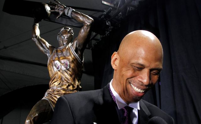 Kareem Abdul-Jabbar ob spomeniku v njegovo čast, ki so ga postavili pred dvorano Staples Center. FOTO: Reuters