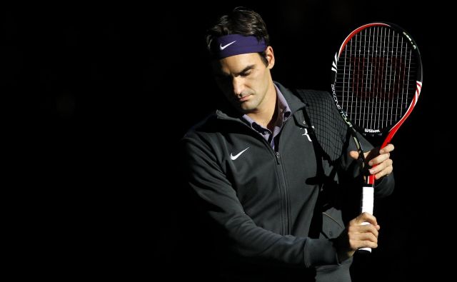 Roger Federer si čas krajša z odbijanjem žogice ob steno, tudi ob vrnitvi na igrišča bo tenis drugačen, kot ga je vajen. FOTO: Reuters