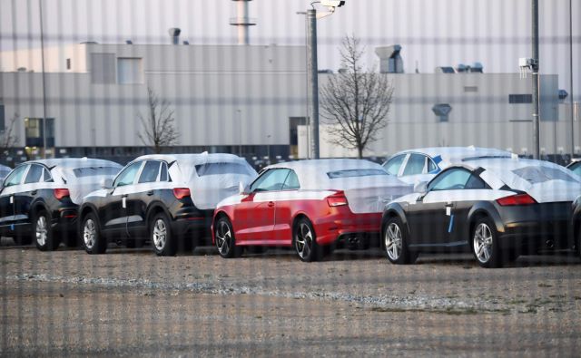 Parkirišče dokončanih avtomobilov pred Audijevo tovarno v Györu na Madžarskem, ki so jo včeraj znova zagnali. Tam sicer izdelujejo model A3, predvsem pa veliko količino motornih agregatov za različne modele. Foto AFP