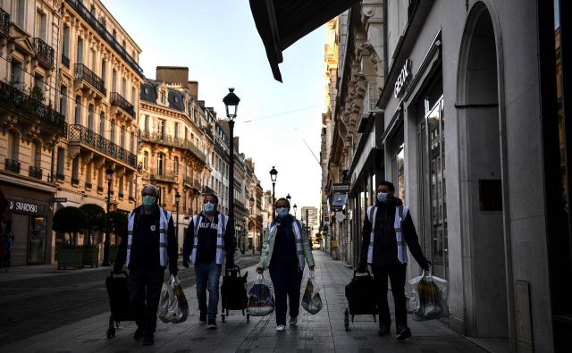 Francozi bodo strogo doma vsaj še do 11. maja. Foto: AFP 