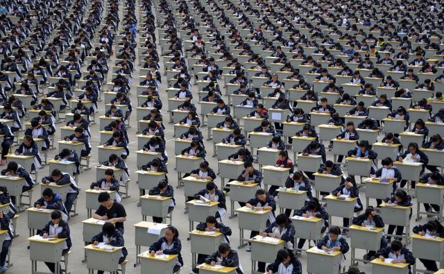 Po koncu epidemije se bo več kot 10 milijonov kitajskih maturantov zbralo na sprejemnem izpitu za vpis na visoke šole, ki ga skrajšano imenujejo <em>gaokao</em>. FOTO: Reuters