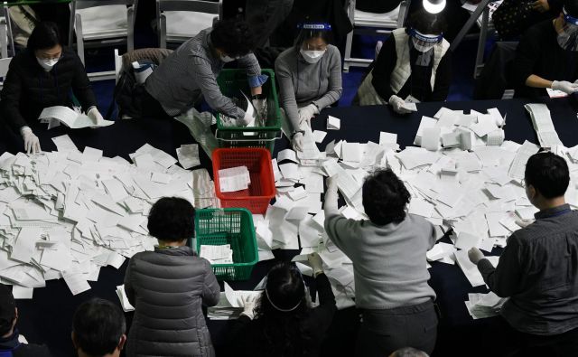 Na tokratnih volitvah je bilo vse drugače kot običajno, pa vendar tako kot vedno. FOTO: AFP