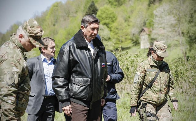 Andrej Kavšek, župan Črnomlja, in Borut Pahor, predsednik Republike Slovenije, sta se sprehodila ob Kolpi. FOTO: Uroš Hočevar/Delo