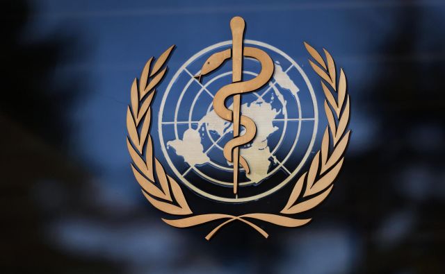 Znak Svetovne zdravstvene organizacije (WHO), ki se je zaradi odziva na pandemijo znašla pod plazom kritik. Foto: Fabrice Coffrini Afp