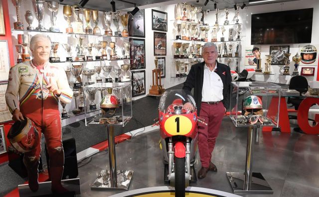 Giacomo Agostini v njegovem muzeju v Bergamu, v katerem so razstavljeni motorji MV agusta in yamaha, čelade, kombinezoni in več kot 350 trofej. FOTO: Arhiv muzeja