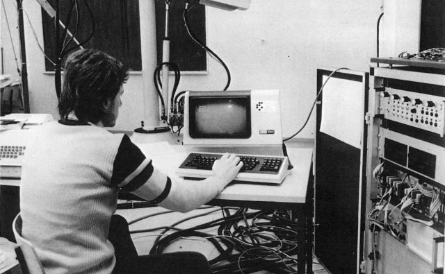 Razvoj tehnologije, ki je botrovala umetni inteligenci je bila strateškega značaja za nekdanjo državo (na sliki prvi industrijski robot v Sloveniji Goro-1; izdelan je bil leta 1979). FOTO: Fotoarhiv Inštitut Jožef Stefan