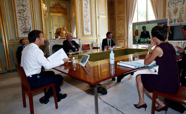 Francoski predsednik Emmanuel Macron med videokonferenco voditeljev skupine G7 Foto Reuters