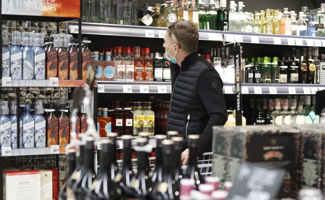 Raziskave kažejo, da je dostopnost neposredno povezana z obsegom porabe: večja ko je dostopnost alkohola, večja je poraba alkohola, več je z njim povezane škode. FOTO: Leon Vidic