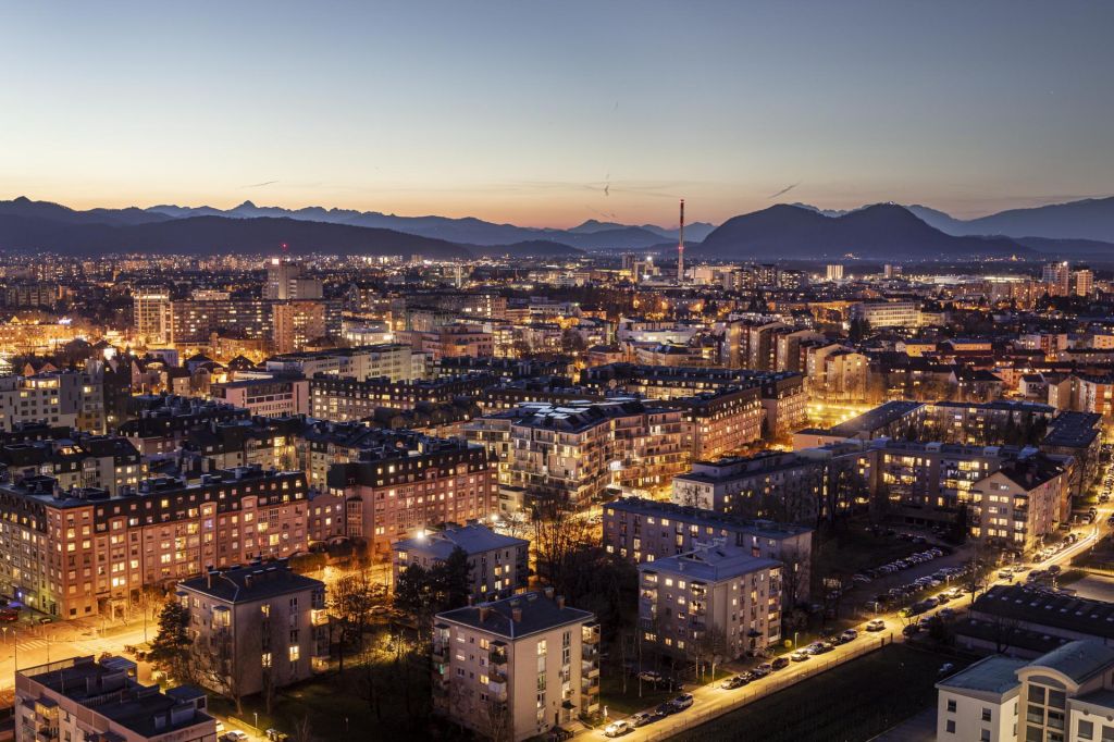 FOTO:Nemci rahljajo, Slovenci zategujemo