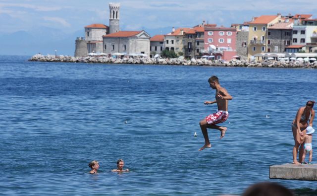 Delodajalci morajo tudi letos zaposlenim regres izplačati najkasneje do 1. julija v višini najmanj minimalne plače. Podjetja se ukvarjajo z vprašanjem likvidnosti, zaposleni pa s tem, kam, če sploh, bodo lahko šli na morje. Foto Boris Šuligoj