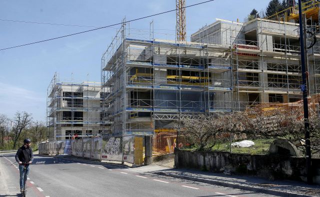 Kljub temu da gradnja v bodoči stanovanjski soseski Devana park I ob Hradeckega cesti še poteka, je več kot 80 odstotkov stanovanj že prodanih. Foto Blaž Samec