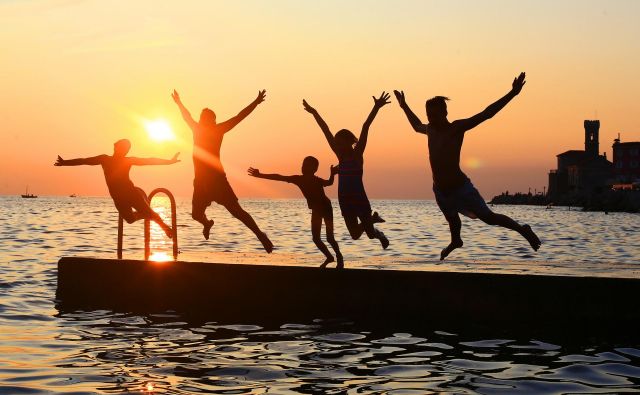 Uživanje na plaži bo letos najverjetneje odvisno od novih zdravstvenih standardov. Foto Tomi Lombar