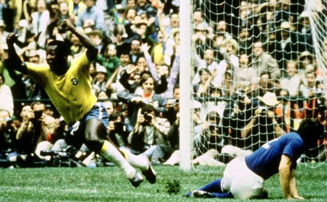 Legendarni brazilski nogometaš Pele (levo) je kar trikrat proslavil naslov svetovnega prvaka. FOTO: Reuters