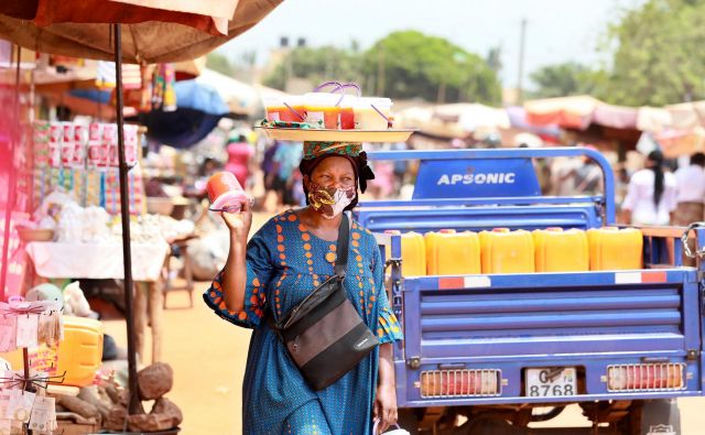 Novi koronavirus lahko ekonomsko uniči tudi Afriko. Foto AFP