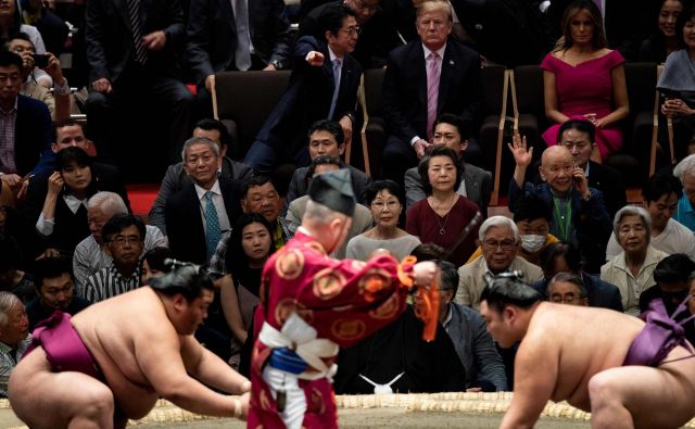 Donald Trump si je med lanskim obiskom na Japonskem v družbi premierja Šinza Abeja ogledal turnir v sumu. Foto AFP