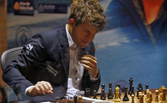 Magnus Carlsen je športno priznal poraz 16-letniku. FOTO: Reuters