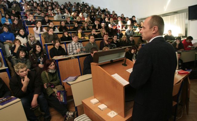 Na Univerzi v Ljubljani si želijo, da bi študenti maja opravili obvezne vaje v laboratorijih, za izpite bi se prav tako morali vrniti na fakultete, a predavanj v predavalnicah v tem študijskem letu ne bo več. FOTO: Leon Vidic/Delo