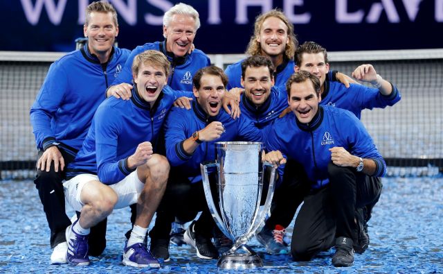 Tako so se člani evropske selekcije lani veselili zmage v Laverjevem pokalu. Na fotografiji: kapetan Björn Borg, njegov sodelavec Thomas Enqvist, Alexander Zverev, Dominic Thiem, Fabio Fognini, Stefanos Tsitsipas, Roger Federer in Rafael Nadal. FOTO: Reuters